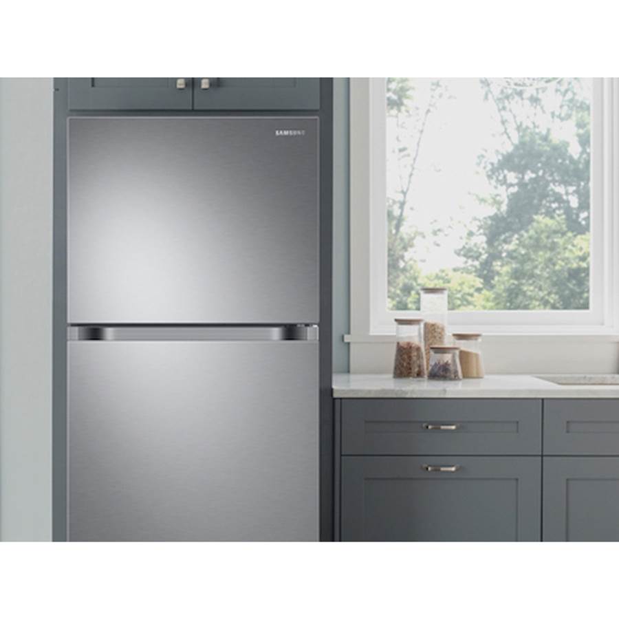 Factory installed Ice Maker, Top Mount, Black Stainless, 18 cu-ft
