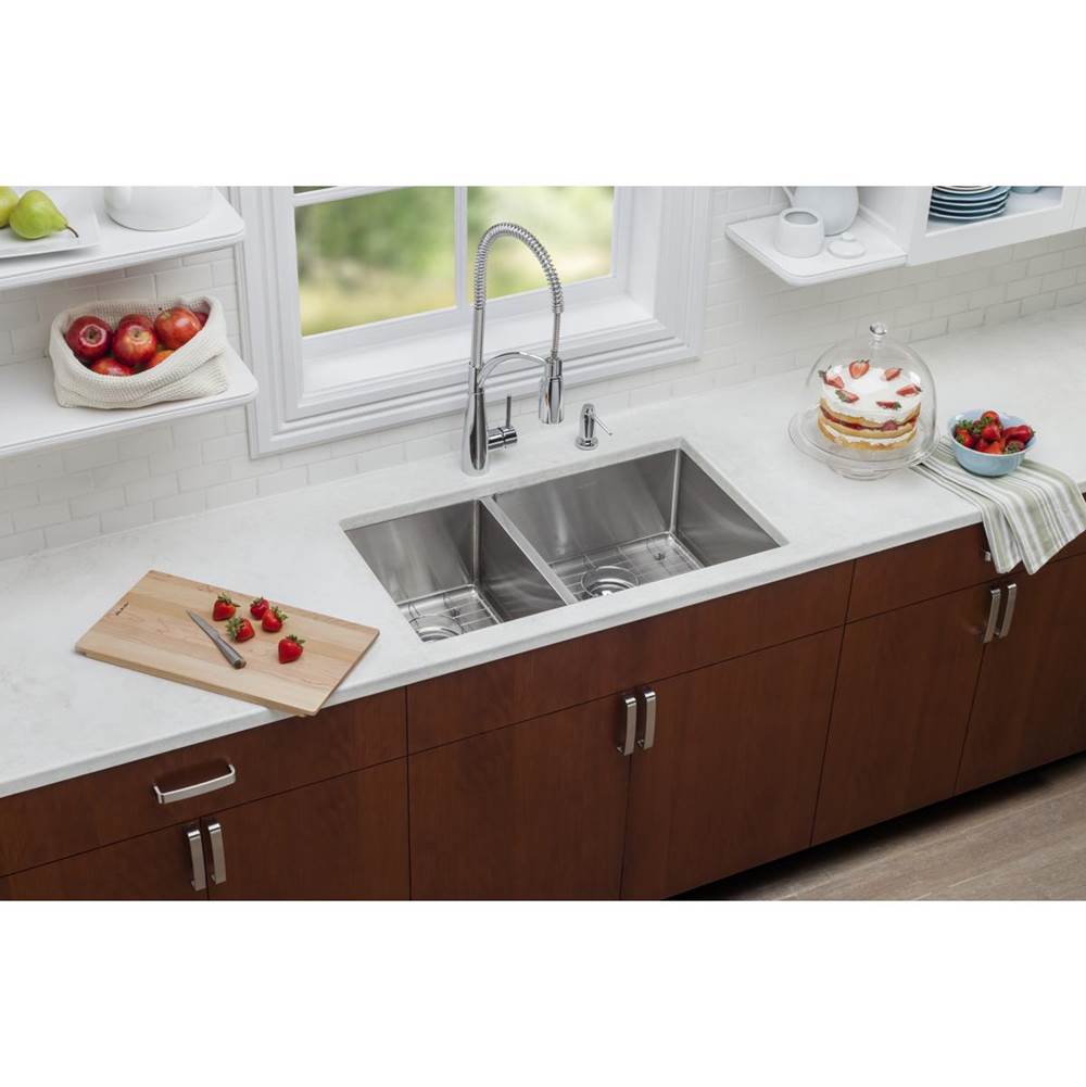 18 Gauge Stainless Steel 31.5'' x 18.5'' x 9'' Double Bowl Undermount Kitchen Sink
