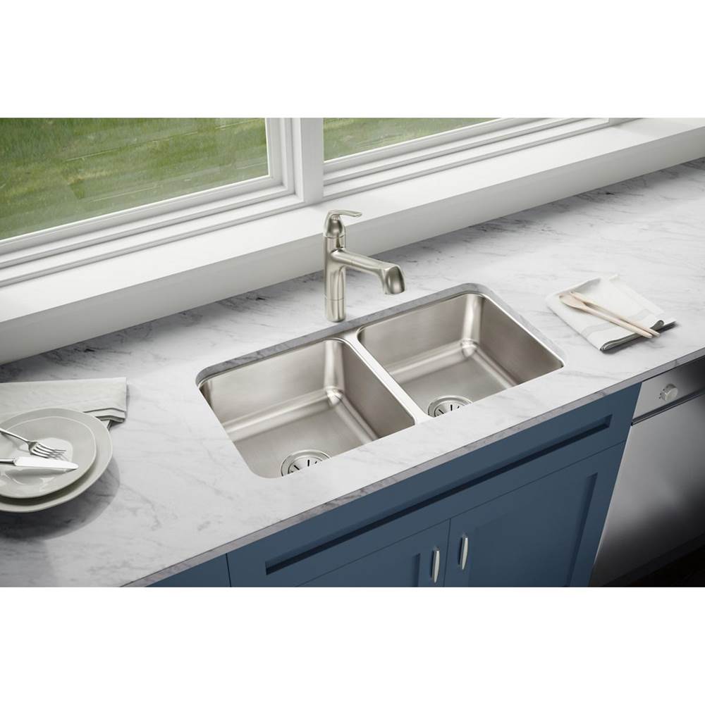 18 Gauge Stainless Steel 31.75'' x 16.5'' x 7.5'' Double Bowl Undermount Kitchen Sink