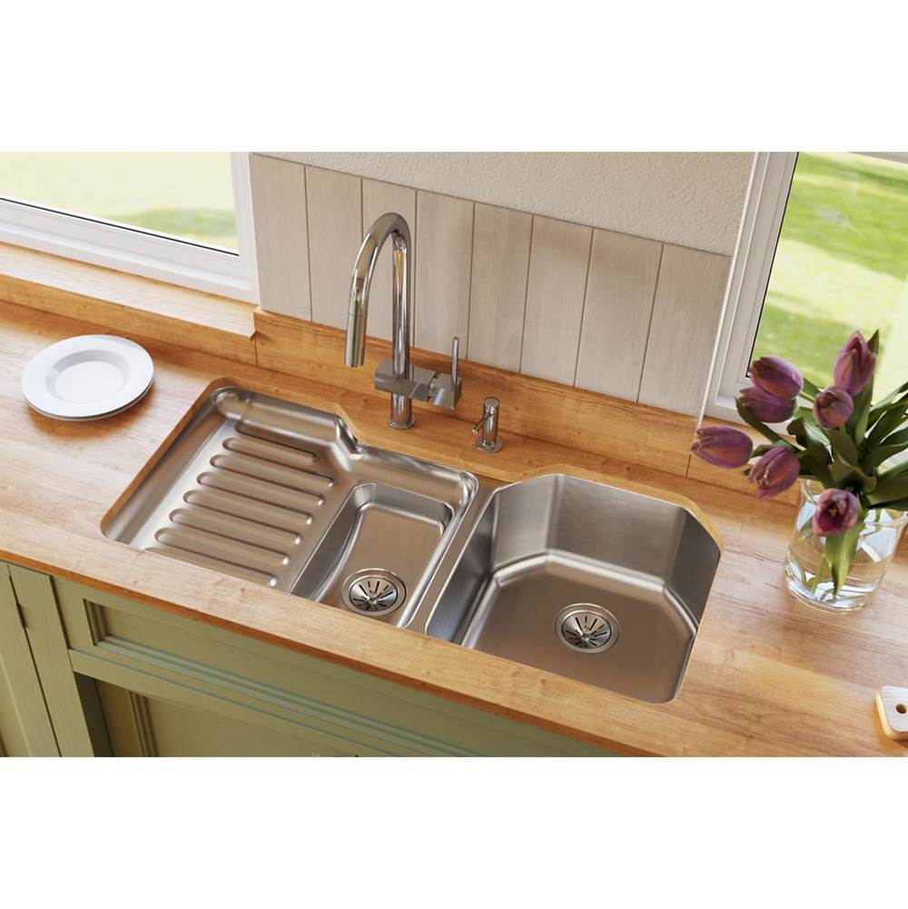 18 Gauge Stainless Steel 41.5'' x 20.5'' x 9.5'' Double Bowl Undermount Kitchen Sink