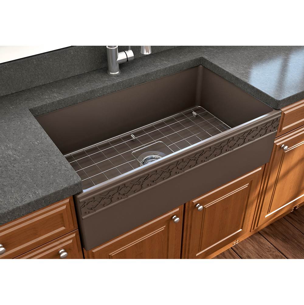 Vigneto Apron Front Fireclay 33 in. Single Bowl Kitchen Sink with Protective Bottom Grid and Strainer in White