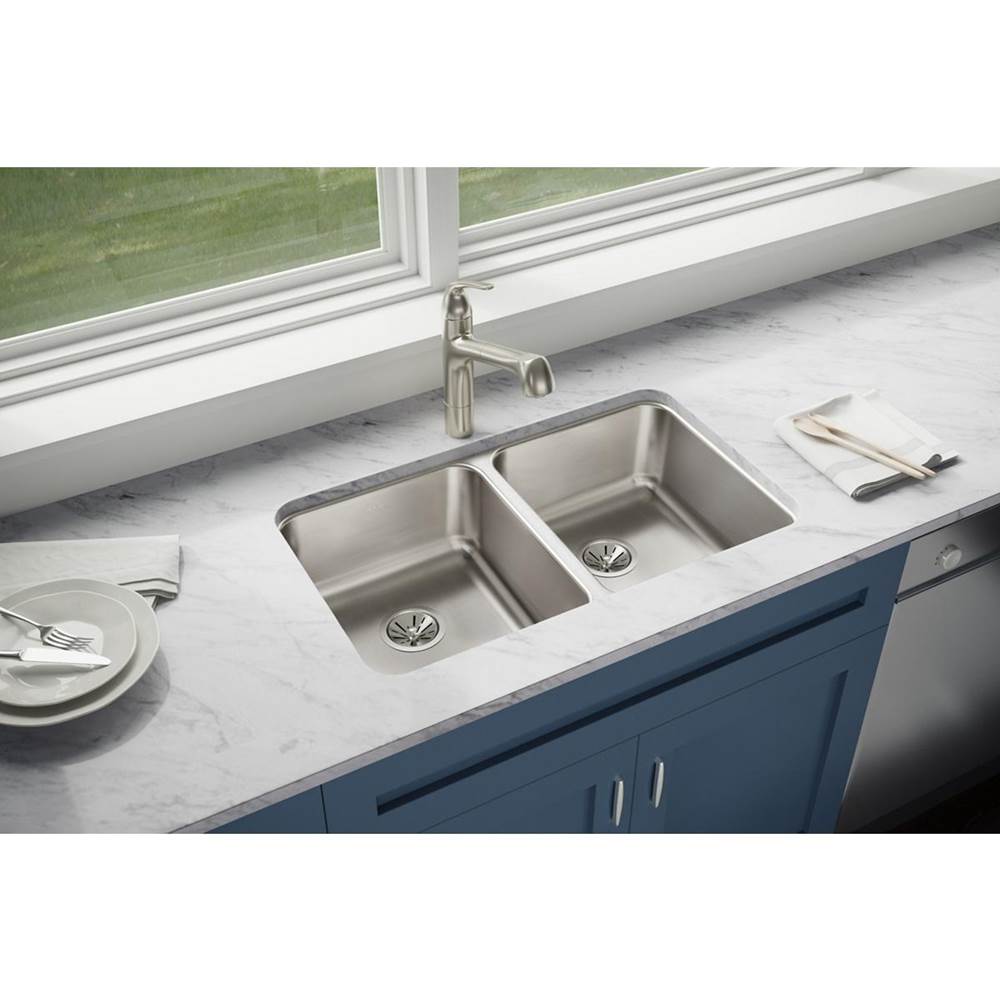 18 Gauge Stainless Steel 30.75'' x 18.5'' x 7.875'' Double Bowl Undermount Kitchen Sink