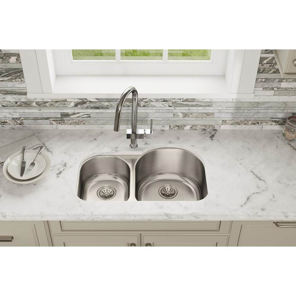 18 Gauge Stainless Steel 31.25'' x 20'' x 10'' Double Bowl Undermount Kitchen Sink