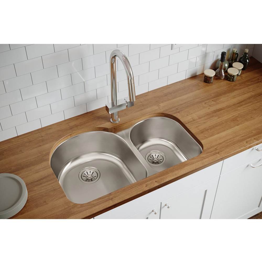 18 Gauge Stainless Steel 31.25'' x 20'' x 7.5'' Double Bowl Undermount Kitchen Sink