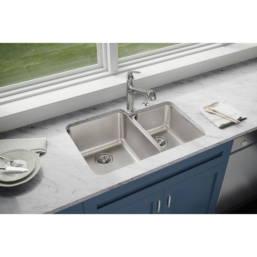 18 Gauge Stainless Steel 30.75'' x 21'' x 9.875'' Double Bowl Undermount Kitchen Sink