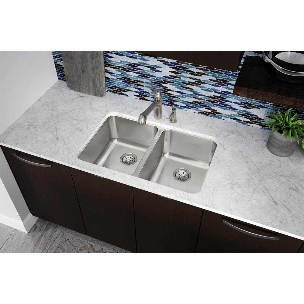 18 Gauge Stainless Steel 31.25'' x 20'' x 9.875'' Double Bowl Undermount Kitchen Sink