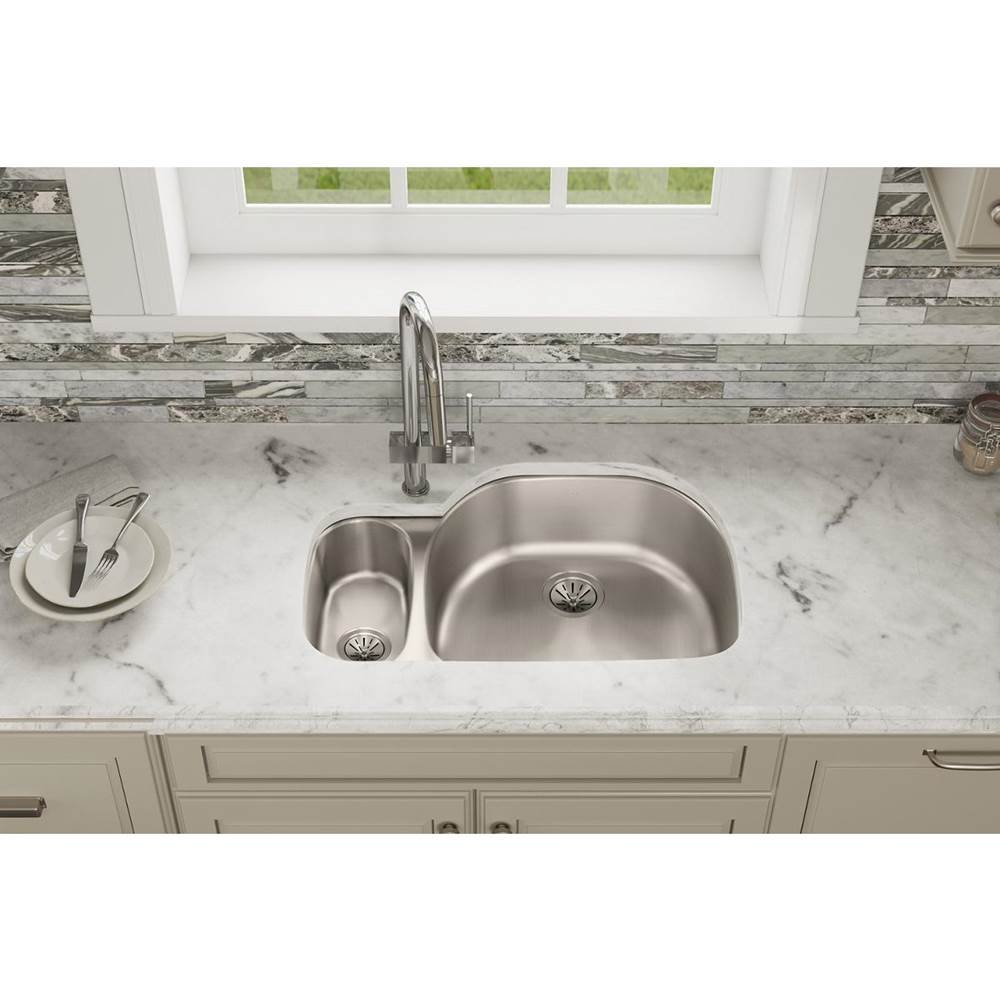 18 Gauge Stainless Steel 31.5'' x 21.125'' x 7.5'' Double Bowl Undermount Kitchen Sink