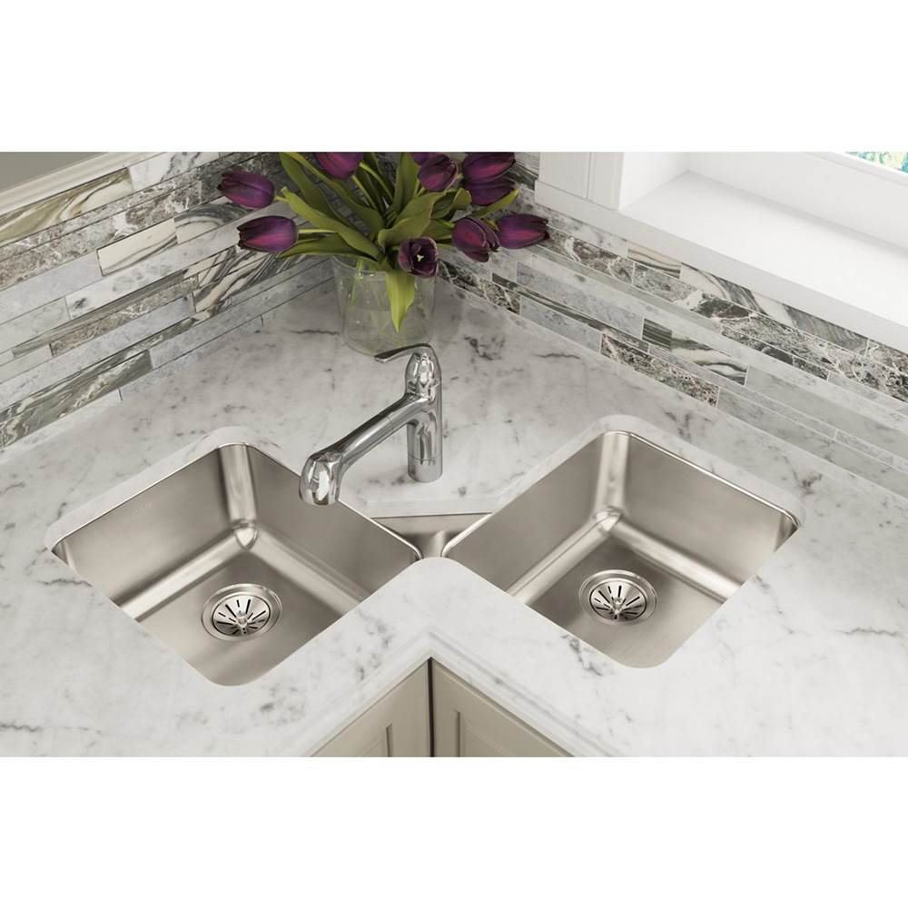 18 Gauge Stainless Steel 32'' x 32'' x 7.875'' Double Bowl Undermount Corner Kitchen Sink