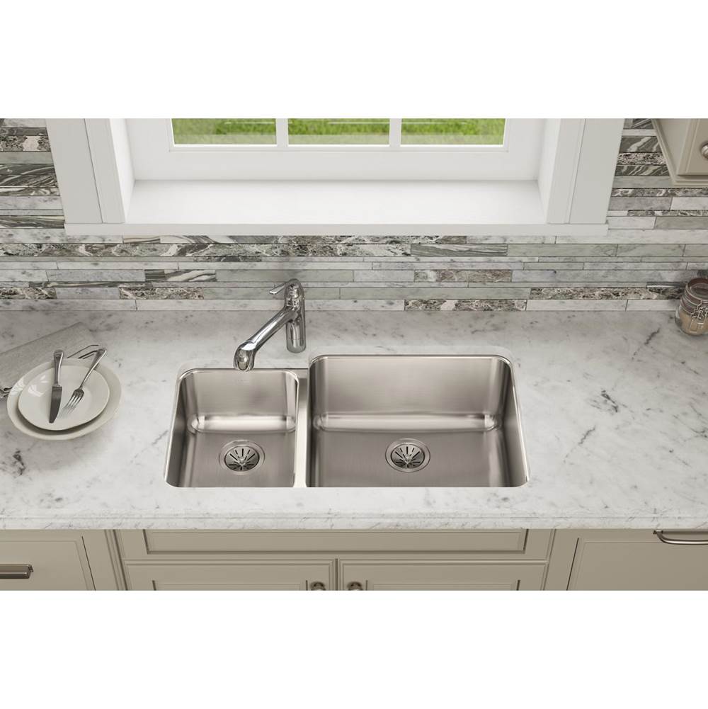 18 Gauge Stainless Steel 35.25'' x 20.5'' x 9.875'' Double Bowl Undermount Kitchen Sink