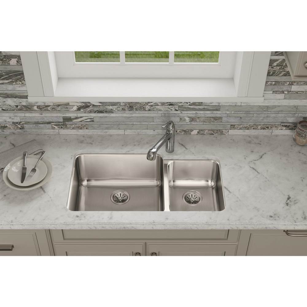 18 Gauge Stainless Steel 35.25'' x 20.5'' x 9.875'' Double Bowl Undermount Kitchen Sink