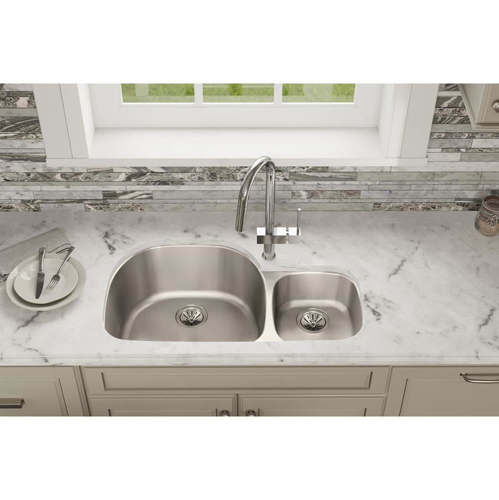 18 Gauge Stainless Steel 36.25'' x 21.125'' x 10'' Double Bowl Undermount Kitchen Sink