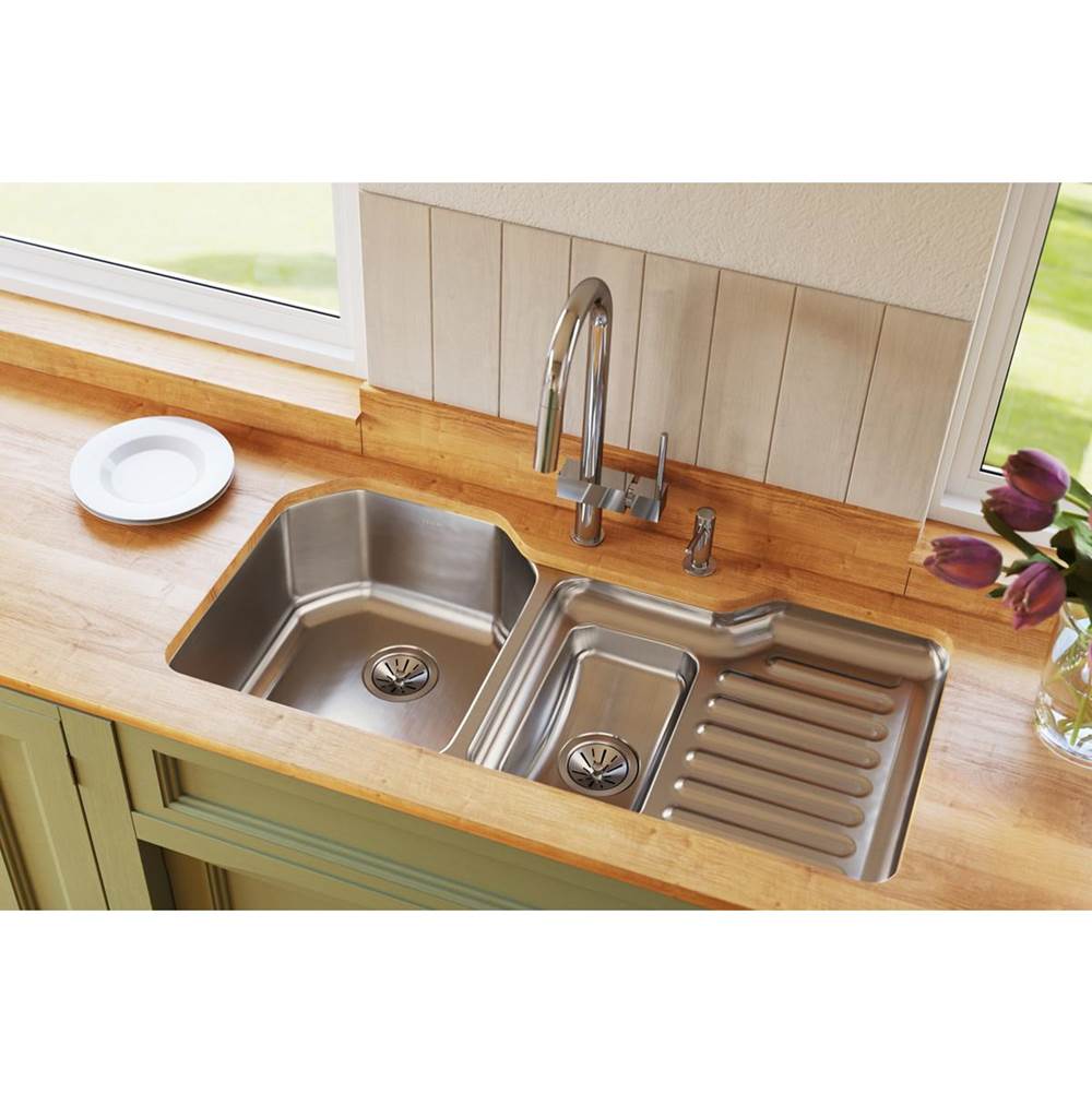 18 Gauge Stainless Steel 41.5'' x 20.5'' x 9.5'' Double Bowl Undermount Kitchen Sink