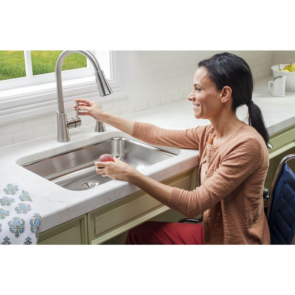 18 Gauge Stainless Steel 23.5'' x 18.25'' x 4.875'' Single Bowl Undermount Kitchen Sink