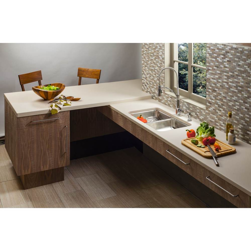 18 Gauge Stainless Steel 30.75'' x 18.5'' x 5.375'' Double Bowl Undermount Kitchen Sink