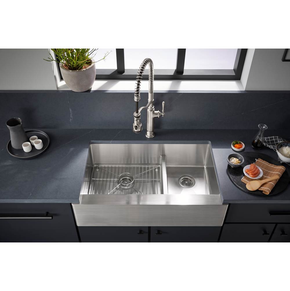 Tournant Semi-professional kitchen sink faucet with three-function sprayhead