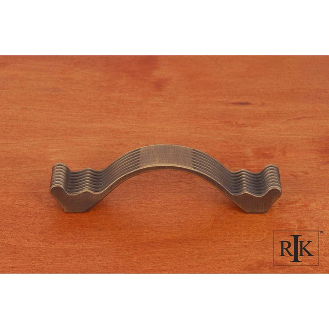 RK International - 3 1/2'' c/c Wavy Contoured Pull with Lines - Antique English
